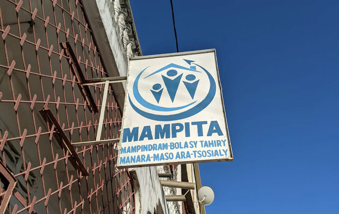 Logo der Organisation Mampita an ihrem Gebäude in Madagaskar angebracht.