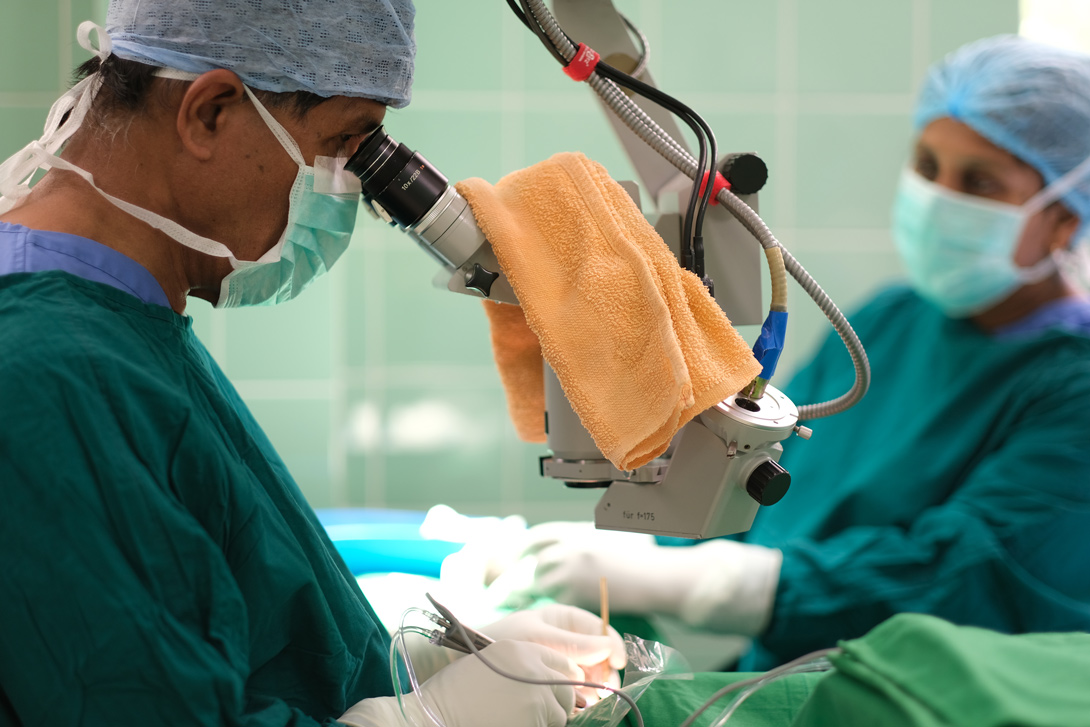 Équipe médicale en salle d'opération lors d'une opération des yeux soutenue par SVF au Sri Lanka.