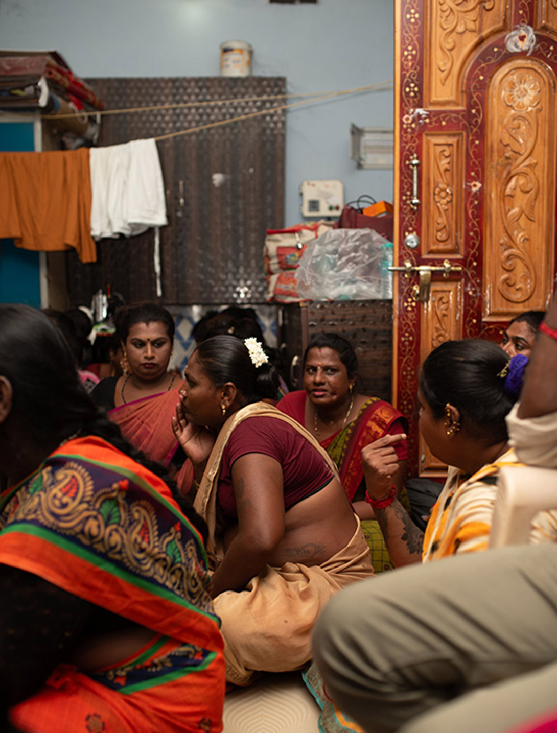 Die Teilnehmerinnen von COROAT in Indien sitzen zusammen in einem Raum und diskutieren