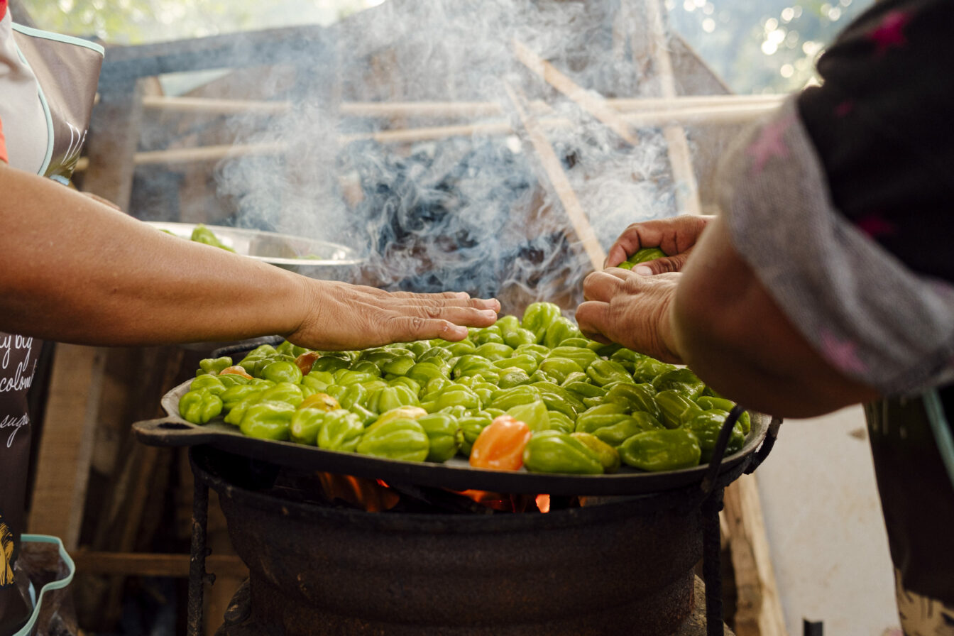 Chilis werden über dem Feuer gekocht, um sie im Anschluss zu einer scharfen Soße zu verarbeiten.