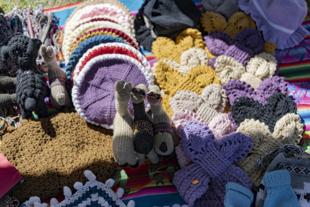 Gehäkelte Produkte, hergestellt von Teilnehmenden eines Projekts von APEDIK in Peru.