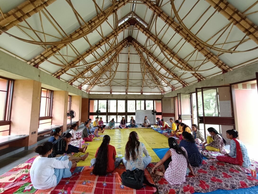 Die Teilnehmerinnen von FAT in Indien haben die Möglichkeit, an verschiedenen Workshops teilzunehmen, in denen es u.a. um Geschlechternarrative, Geschlechterrollen und Empowerment durch digitale Kompetenz geht.