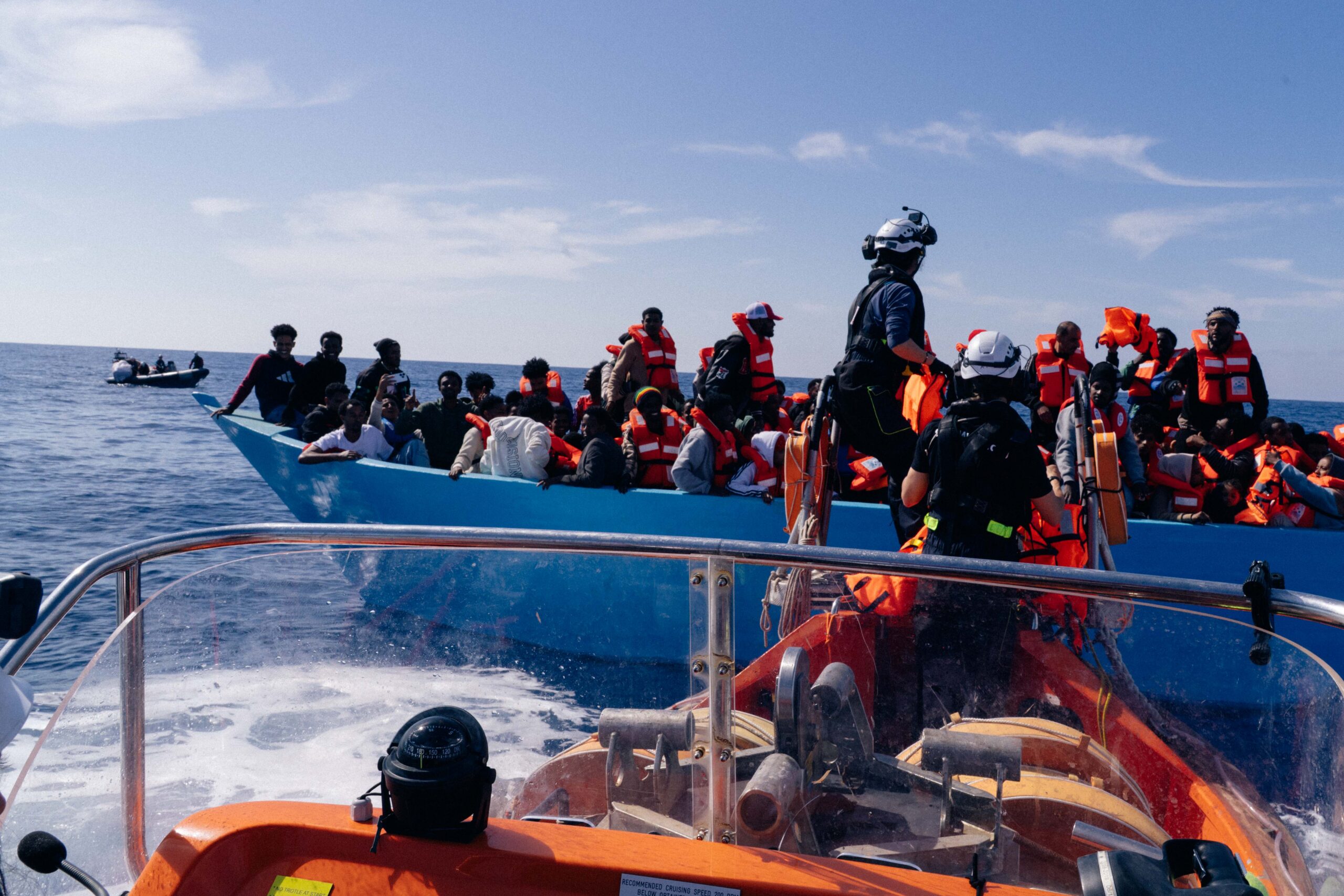 Ein Boot der Organisation Sea-Watch nähert sich einem Boot, was in Seenot geraten ist. Foto: Oliver Kulikowski