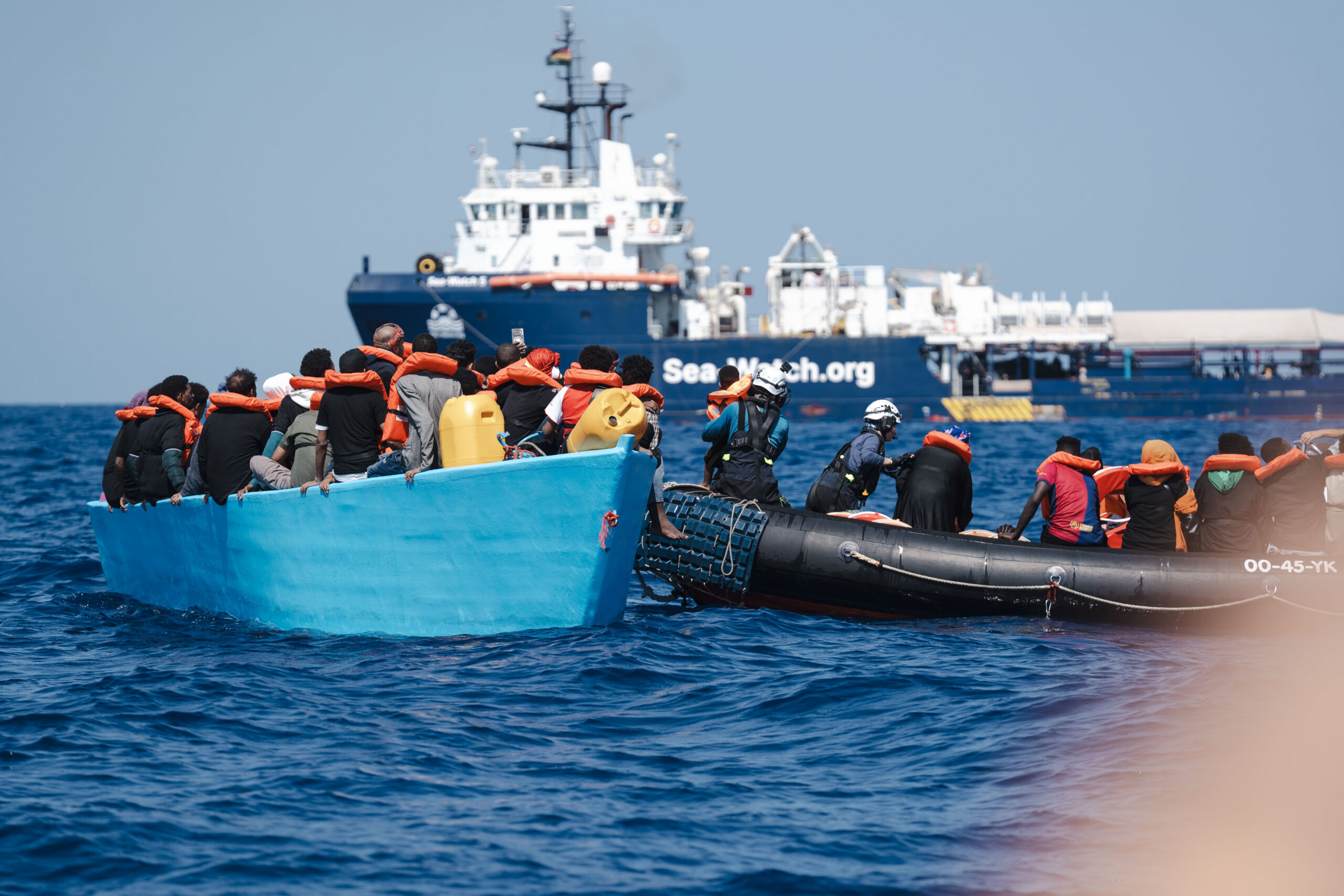 Ein Schlauchboot der Organisation Sea-Watch nähert sich einem Boot, was in Seenot geraten ist. Foto: Clara Marnette