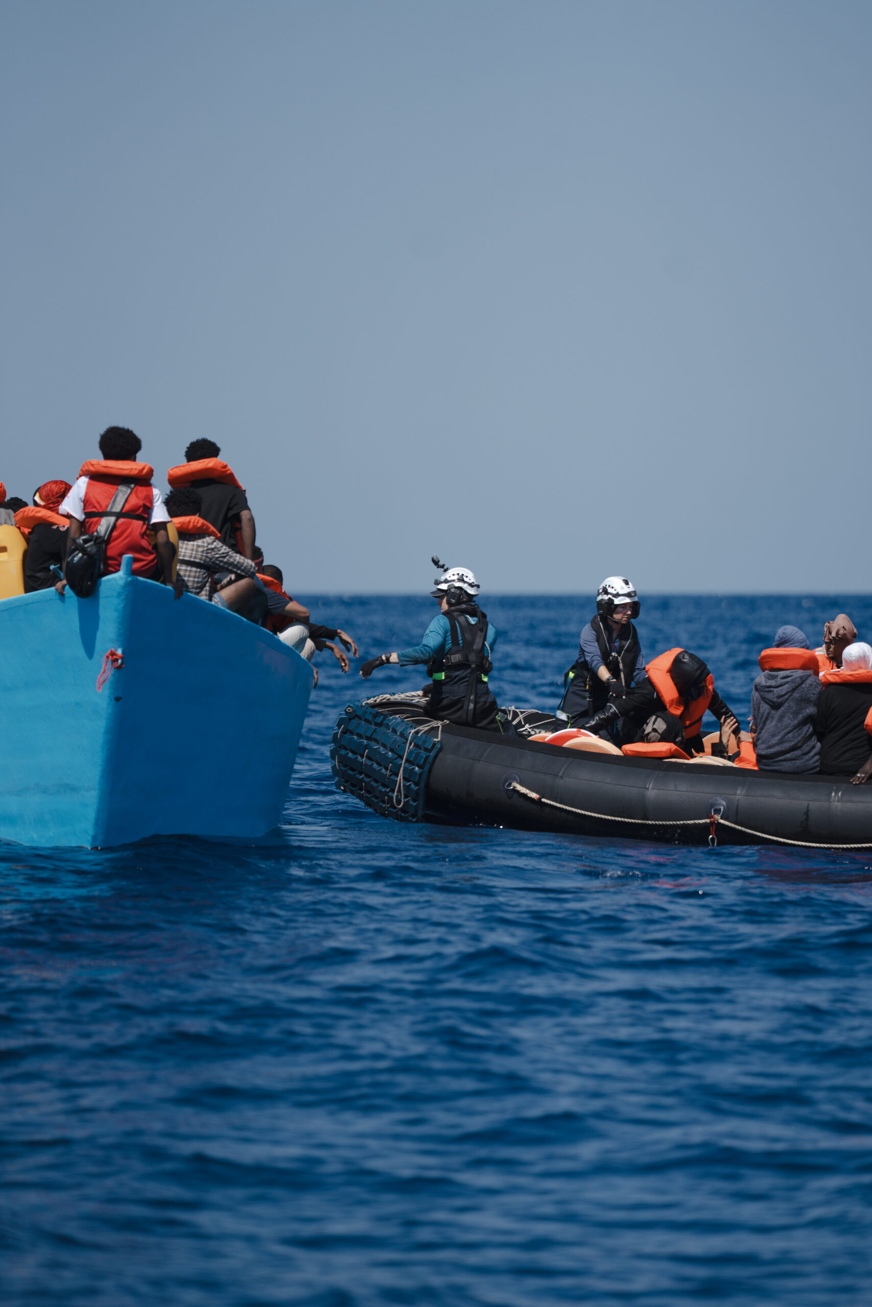 Ein Schlauchboot der Organisation Sea-Watch nähert sich einem Boot, was in Seenot geraten ist. Foto: Clara Marnette