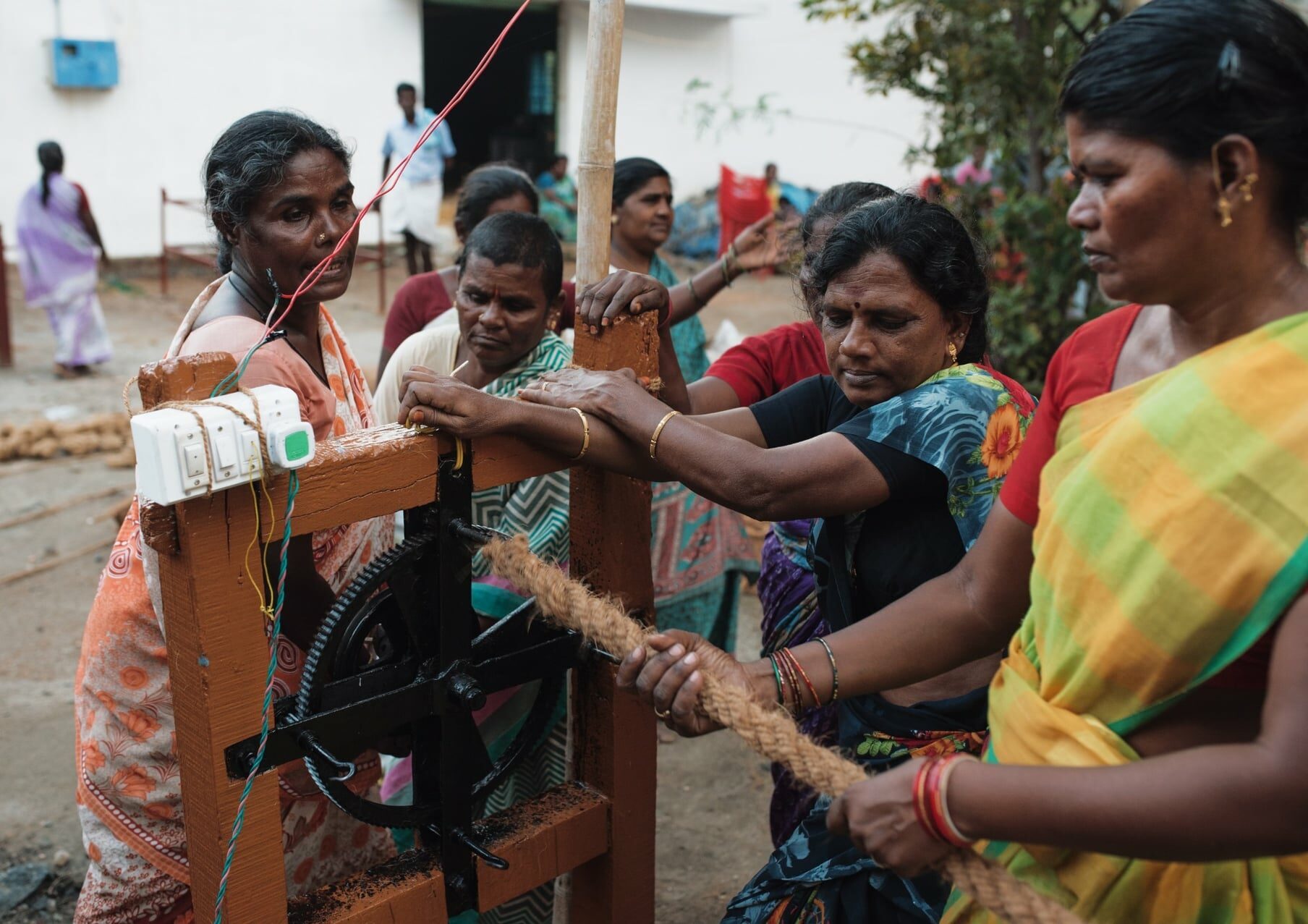 Teilnehmerinnen von RWDT in Indien knüpfen Kokosfasern zu Seilen.
