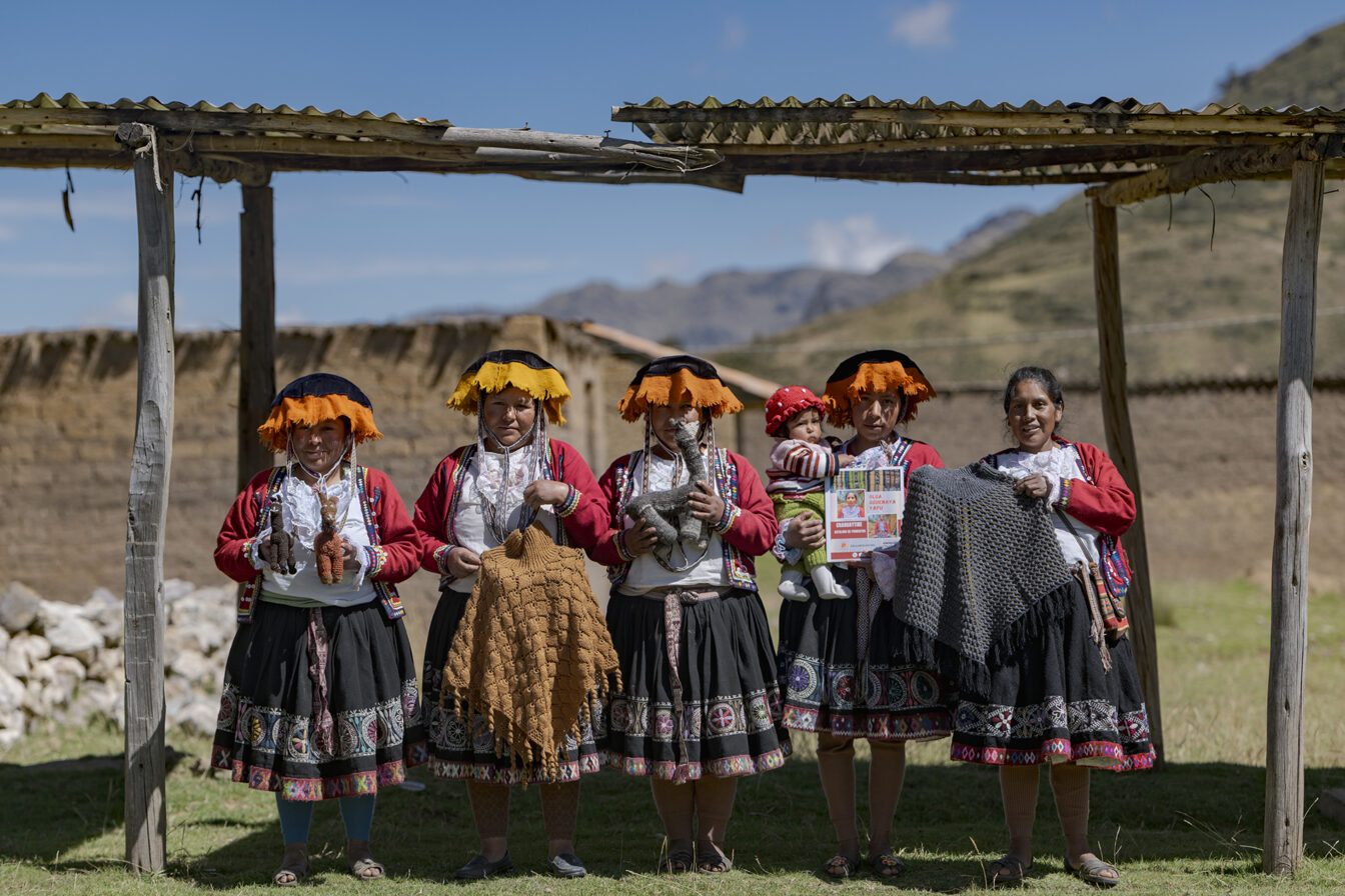 Projektteilnehmerinnen einer Kooperative von APEDIK zeigen ihre Handwerkskunst.