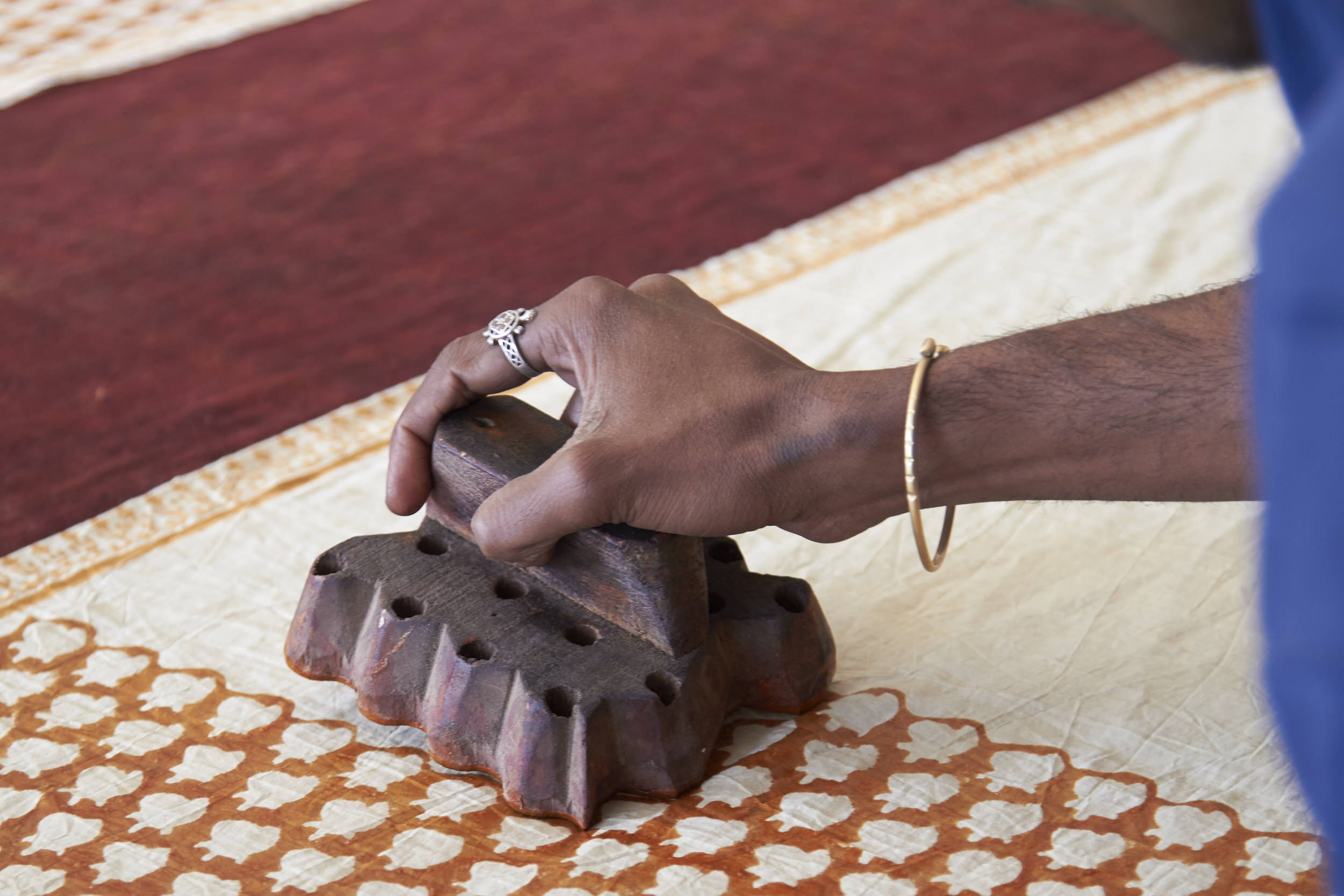 Eine Teilnehmerin von Jyothi in Indien bedruckt einen Stoff.