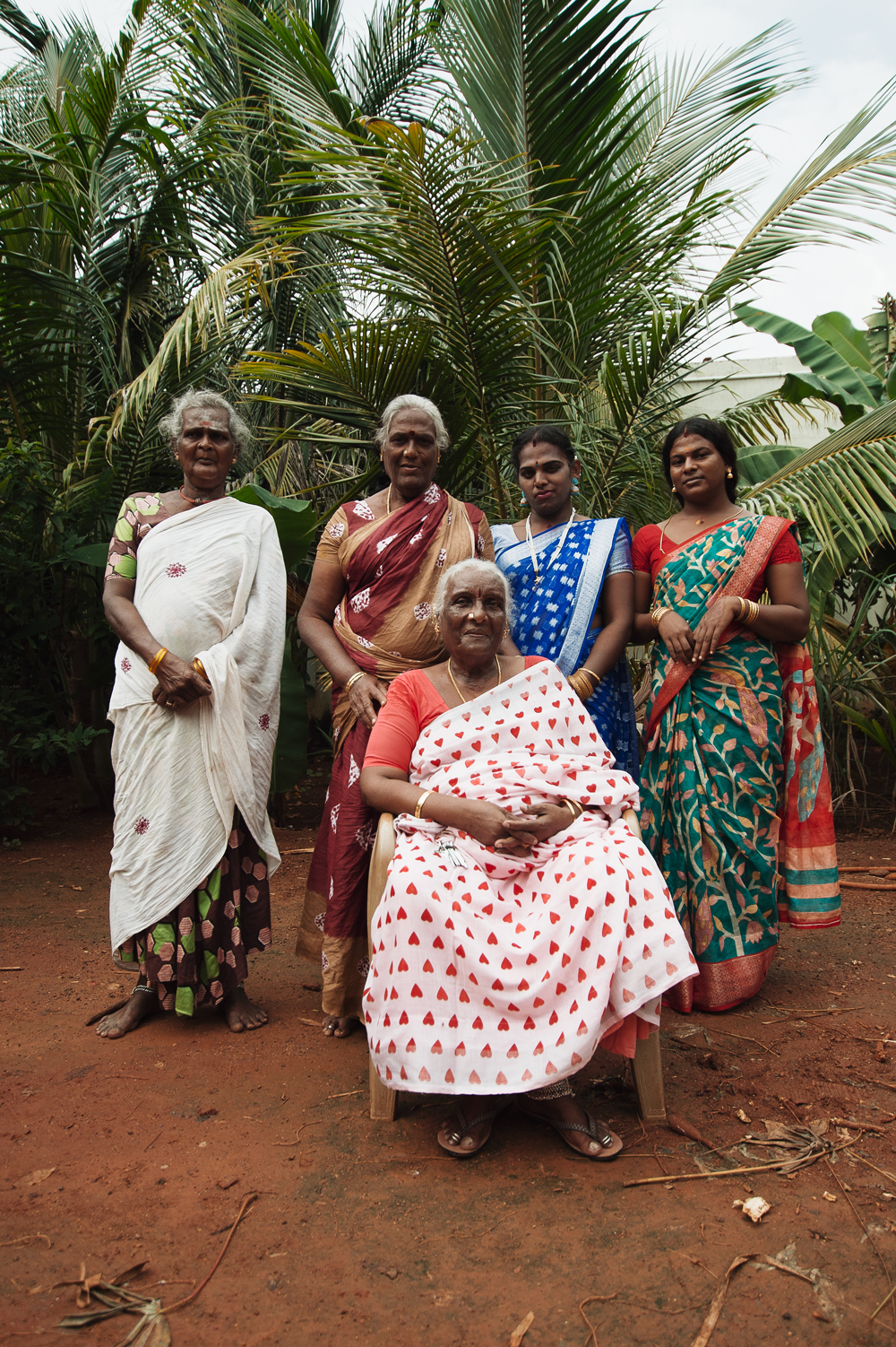 Hashima Nayak, directora del proyecto (delante), y otras participantes del proyecto «She in He».