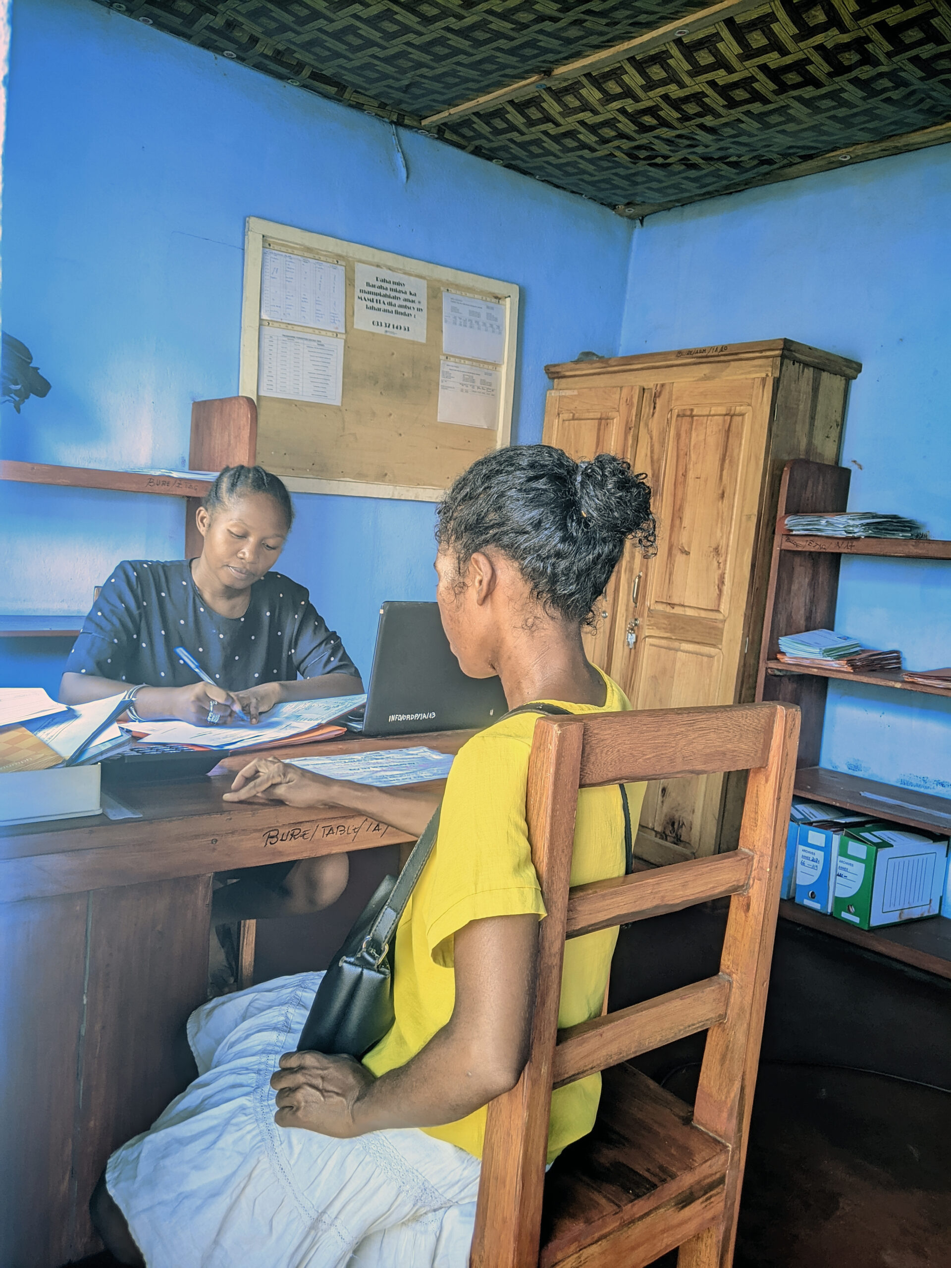 Eine Teilnehmerin erhält Beratung bei Mampita in Madagaskar.