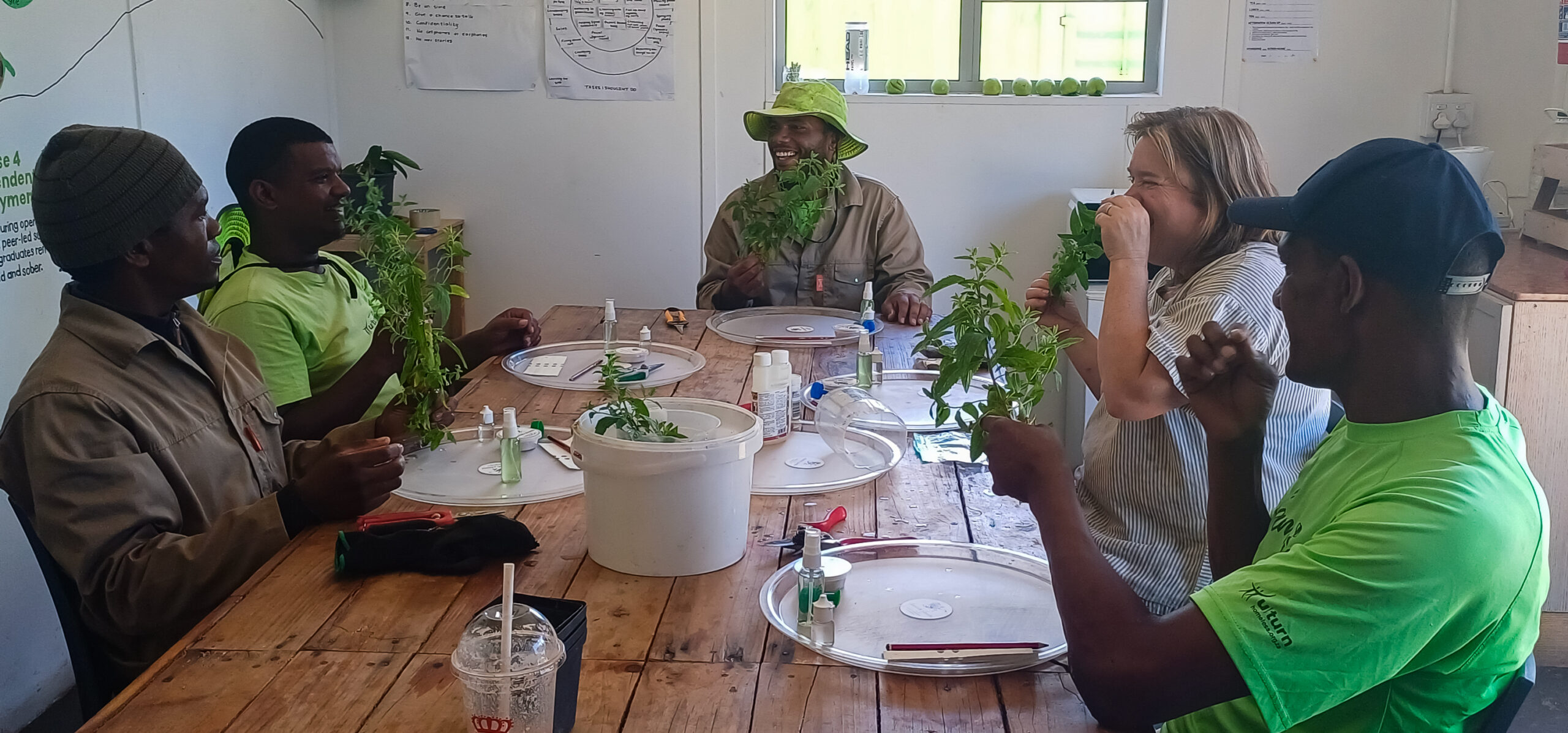 Teilnehmende des Projekts Living Roots von U-Turn in Südafrika nehmen an einem Workshop zur Verbreitung von Pflanzen teil.